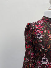 Load image into Gallery viewer, Stretch Sleeve Flower Detail Abaya - Pink &amp; Maroon

