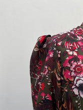 Load image into Gallery viewer, Stretch Sleeve Flower Detail Abaya - Pink &amp; Maroon
